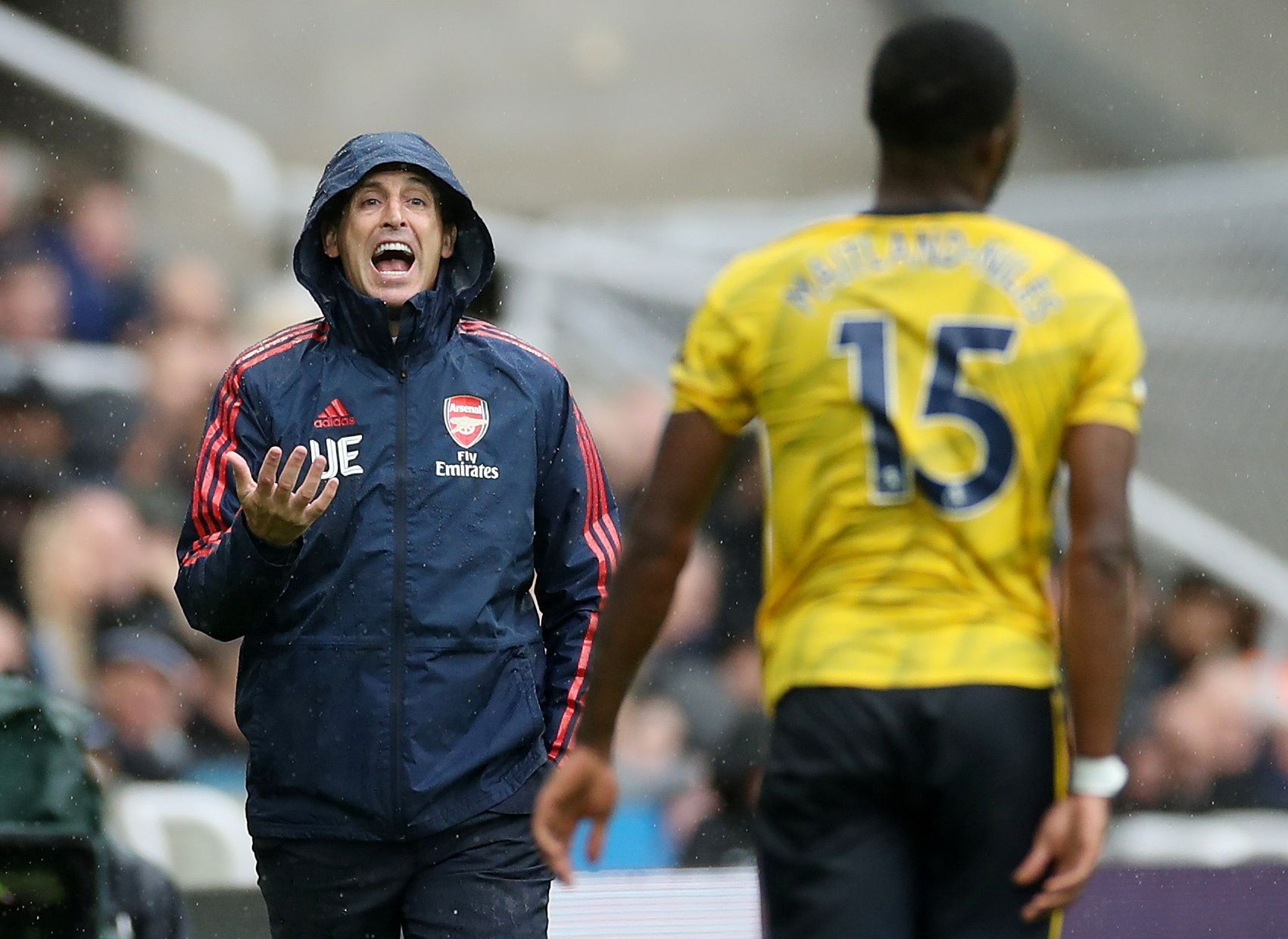 Trenér Arsenalu Unai Emery komanduje své svěřence v utkání s Newcastlem