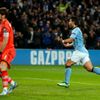 Fotbalista Manchesteru City Sergio Aguero (vpravo) slaví gól v utkání Ligy mistrů 2012/13 za zády brankáře Ikera Casillase z Realu Madrid.