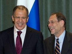 Lavrov a Solana: fotka byla pořízena na chodbě, během půlhodinové tiskové konference se ruský ministr ani jednou neusmál