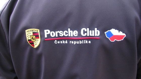 Obrazem: Porsche, klukovský sen a magnet na blondýny