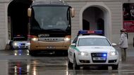 Noví ministři přijeli na Pražský hrad společně autobusem. V doprovodu policie.