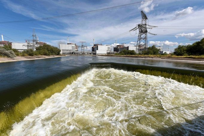 Zásobník vody v areálu jaderné elektrárny.