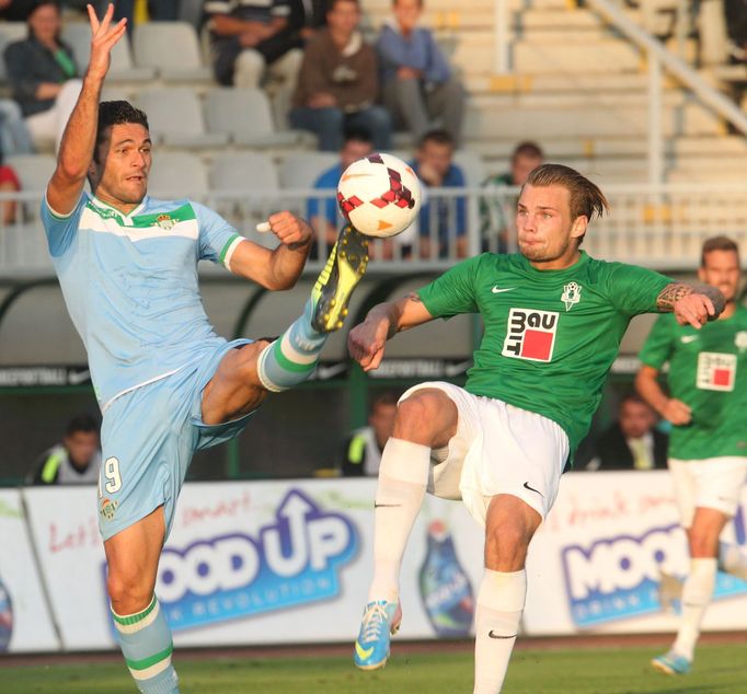 Fotbal, EL, Jablonec - Betis Sevilla: Vít Beneš - Jorge Molina (vlevo)