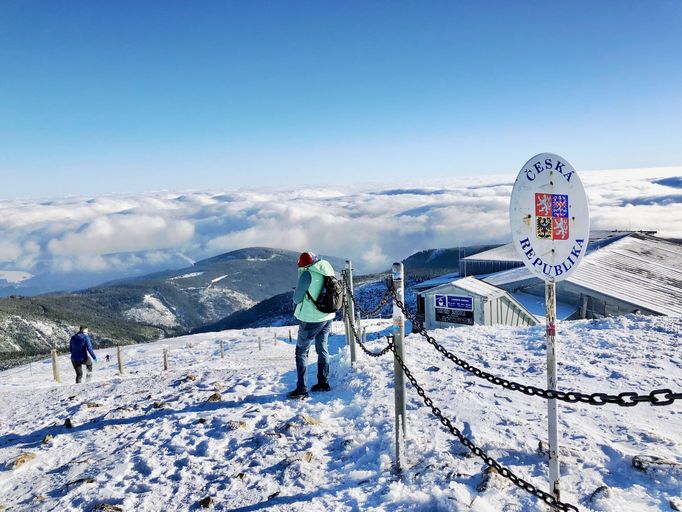 Podívejte se na krásy Inverzního počasí v Krkonoších, které bylo k vidění ve čtvrtek 25. 11. 2021 v okolí Sněžky.