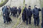 Desítky policistů a hasičů pátrají na Chebsku po třináctiletém chlapci