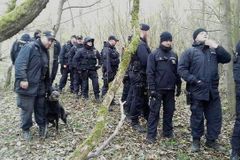 Desítky policistů a hasičů pátrají na Chebsku po třináctiletém chlapci