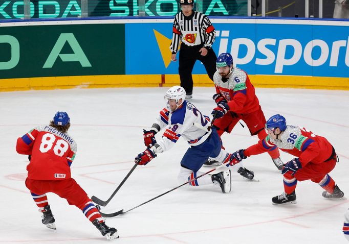 David Pastrňák, Jakub Krejčík a Brock Nelson ve čtvrtfinále MS 2024 Česko - USA