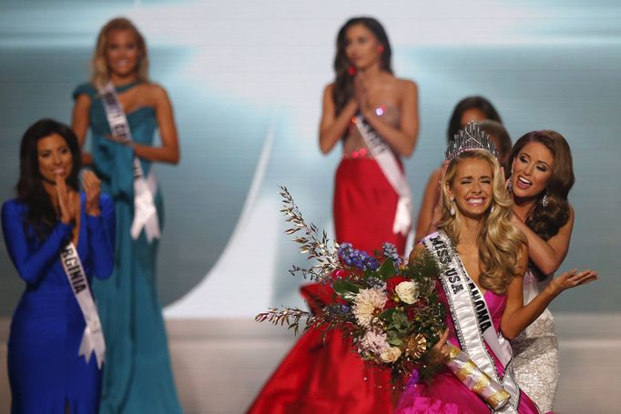 Olivia Jordan of Oklahoma is crowned by Miss USA 201