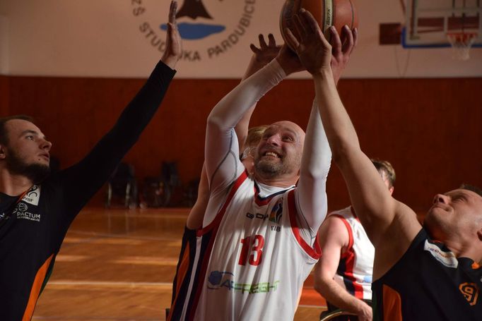 Finále Středoevropského poháru se konalo na domácí půdě, ve sportovní hale ZŠ Studánka, kde Mencův tým trénuje.