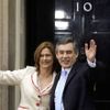 Jeden z prvních snímků novopečeného premiéra Gordona Browna s chotí Sarah. Stojí před Downing Street číslo 10.