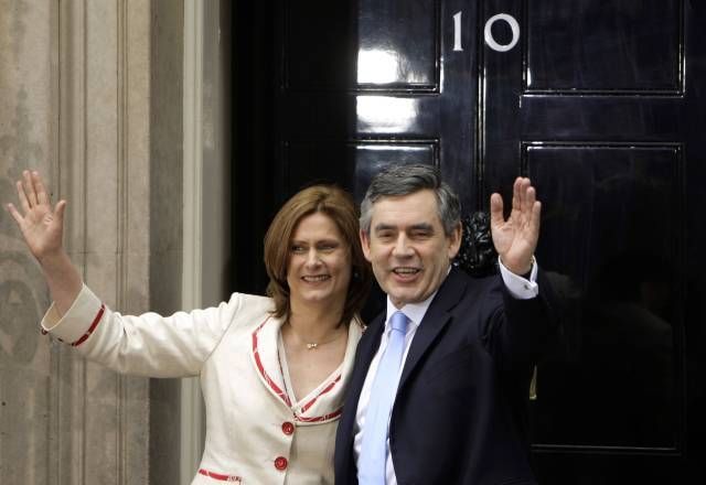 Jeden z prvních snímků novopečeného premiéra Gordona Browna s chotí Sarah. Stojí před Downing Street číslo 10.
