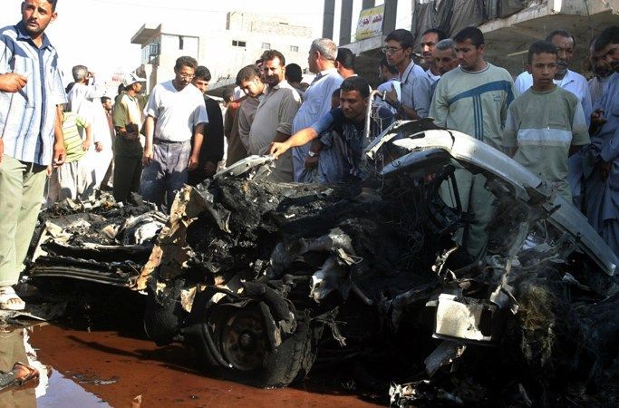 Zbytky minibusu po explozi v Kufě