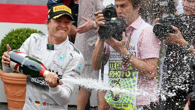 Nico Rosberg slaví druhé vítězství v Gramd Prix Monaka v kariéře.