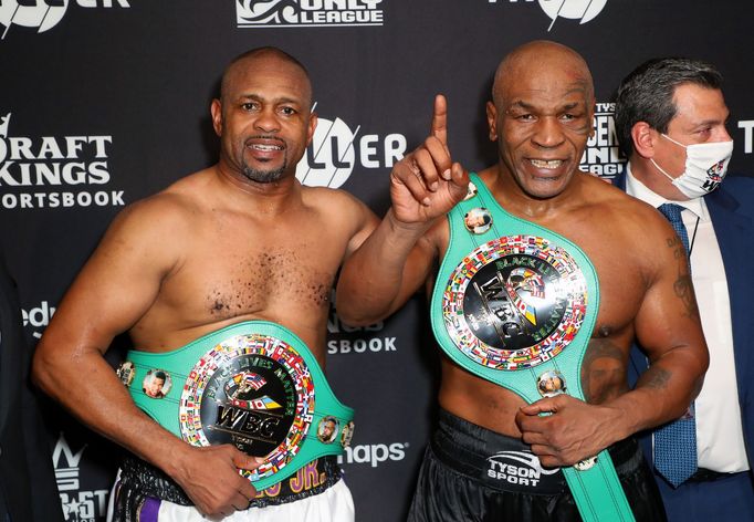 Box Mike Tyson - Roy Jones junior (2020): Oba boxeři po remíze s pásem WBC Frontline Belt.