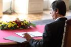 9. duben 2009 - Podepsáno. Jan Fischer, málo známý vysoce postavený státní úředník, se stává ministerským předsedou. V tuto chvíli si myslí, že je to jen na půl roku - předčasné volby měly být na podzim.