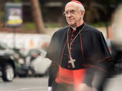 Jonathan Pryce jako kardinál Bergoglio.