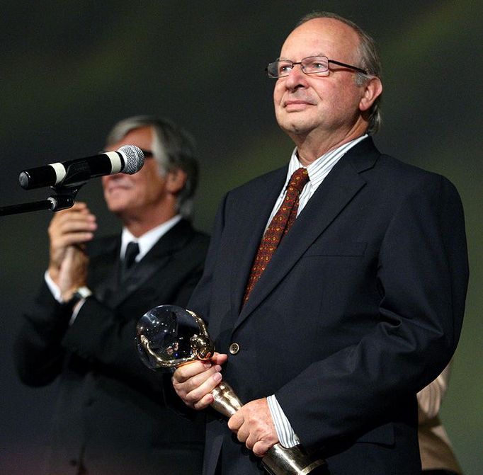 Prezident poroty MFF KV Ivan Passer sleduje potlesk vstoje diváků v hledišti.