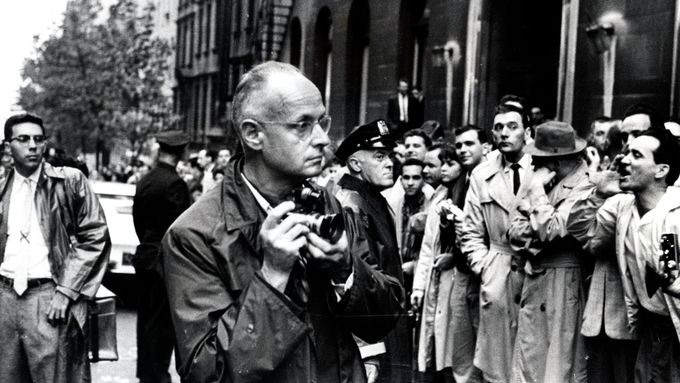 Legendární fotograf Henri Cartier-Bresson na archivním snímku.