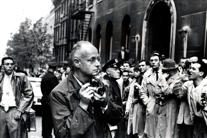 Legendární fotograf Henri Cartier-Bresson na archivním snímku.