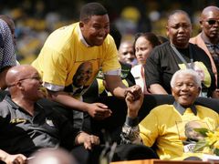 Nelson Mandela i jeho vnuk Mandla přišli na poslední převolební mítink ANC v tričku s portrétem Jacoby Zumy. Lepší reklamu si šéf ANC nemohl přát.