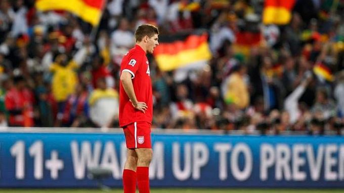 Steven Gerrard Anglii přes Němce nedovedl