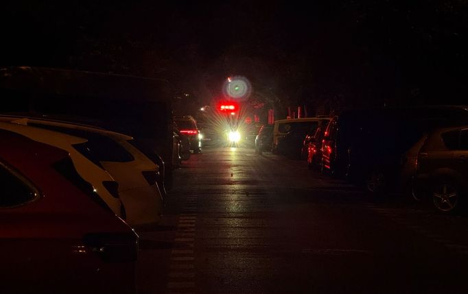 Policie vyšetřuje večerní střelbu na pražském Jarově. Jeden člověk zemřel, vyšetřovatelé zadrželi policistu.
