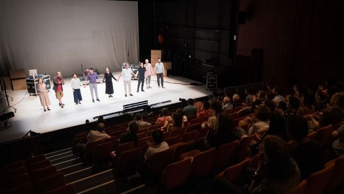 Potlesk v avignonském Théâtre Benoît-XII pro představení Obyčejní lidé. Foceno během generální zkoušky.