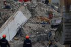 V troskách domu v Istanbulu se našlo už 17 mrtvých. Tři patra postavili nelegálně