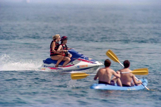 Fotografie ze 14. července 1997 zachycuje britskou lady Dianu, jak se s neznámou mladou dívkou projíždí na vodním skútru v letovisku Dodiho Al-Fayeda, Saint Tropez.