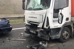 Dálnici D6 uzavřelo několik dopravních nehod, při kterých bylo nejméně pět lidí zraněných