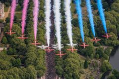 Legendární Red Arrows nad Karlovým mostem. Armáda má pro Prahu velké překvapení