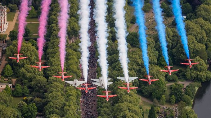 Takto vypadal třeba průlet skupiny Red Arrows doprovázené bitevními stroji Eurorighter Typhoon nad Londýnem.