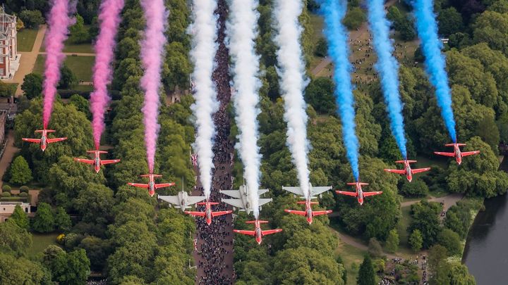 Legendární Red Arrows nad Karlovým mostem. Armáda má pro Prahu velké překvapení; Zdroj foto: RAF/ Red Arrows