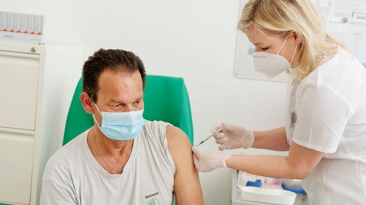 Očkování třetí dávkou proti covidu začíná. Pro koho je určena a jak ji získat?; Zdroj foto: Škoda Auto