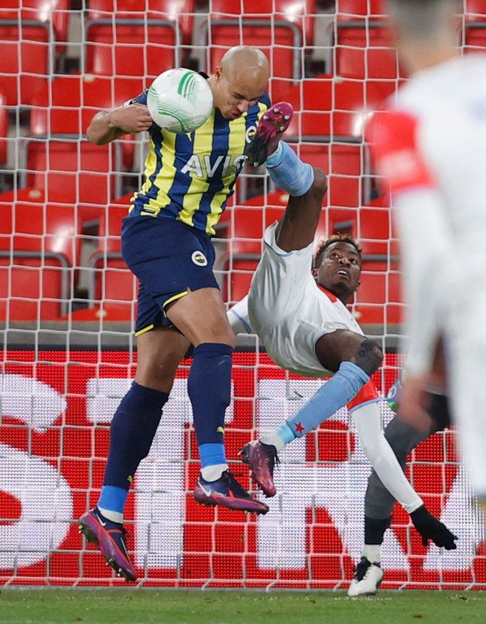 Peter Olayinka a Marcel Tisserand v odvetě 2. kola EKL Slavia - Fenerbahce