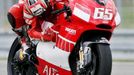 Vítěz brněnského závodu MotoGP líbá po projetí cílem svůj motocykl Ducati.