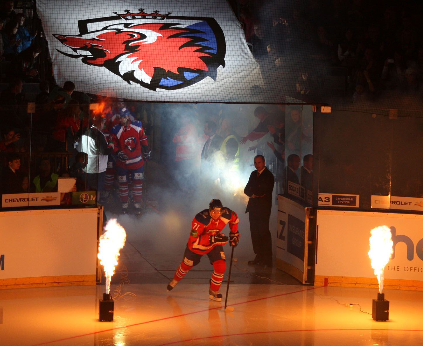 Hokejista Lva Praha Juraj Mikúš vjíždí na led v utkání KHL proti SKA Petrohradu.