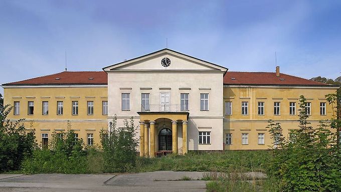 Dolní zámek v Panenských Břežanech. Heydrich v něm žil jen dva měsíce, jeho rodina až do konce války.