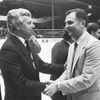 MS v hokeji 1985 v Praze: Trenéři Luděk Bukač (vlevo) a Viktor Tichonov při pozdravu po zápase