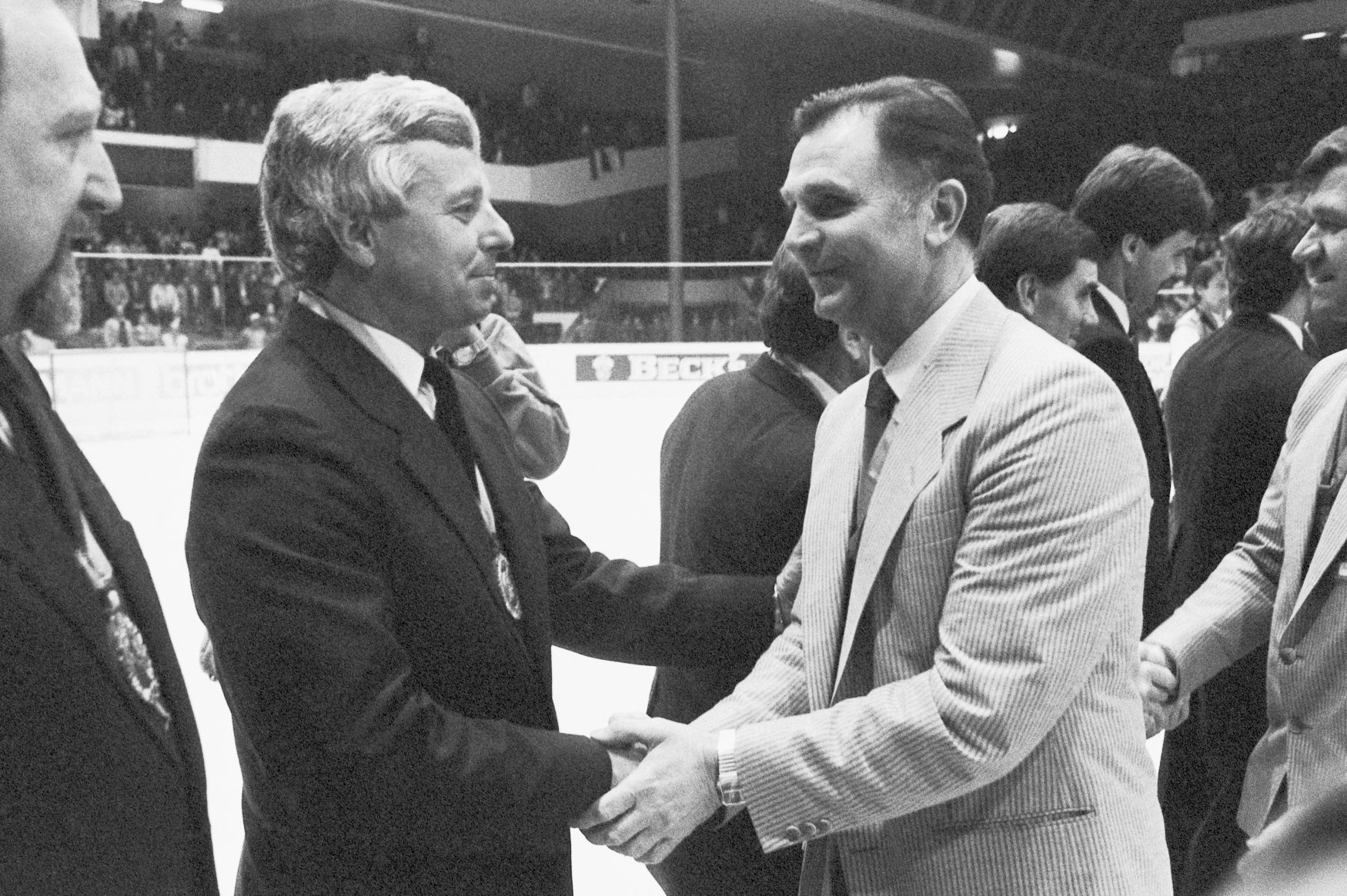 MS v hokeji 1985 v Praze: Trenéři Luděk Bukač (vlevo) a Viktor Tichonov při pozdravu po zápase