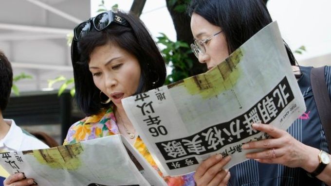Obyvatelé Tokia čtou o severokorejském jaderném testu