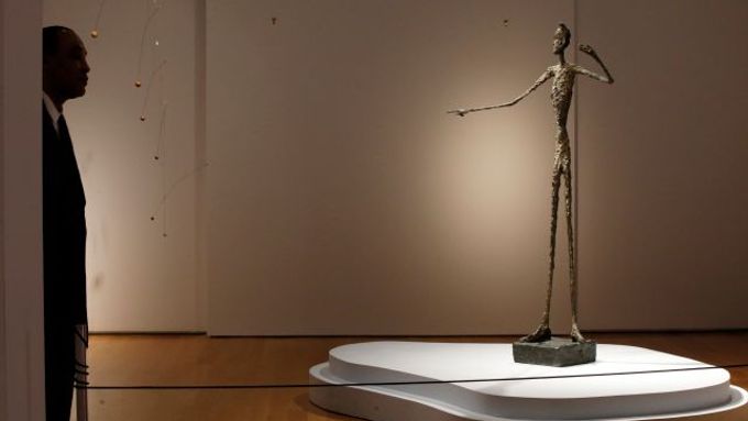 Giacomettiho slavná socha Pointing Man (Ukazující muž) se v roce 2015 vydražila za rekordních 141 milionů dolarů.