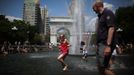 People play in the fountain at Washington Square Park in New York July 1, 2012. Much of the eastern United States sweltered under oppressive heat for at least the third straight day on Sunday, after violent storms that took a dozen lives and knocked out power to more than 3 million customers. REUTERS/Eric Thayer (UNITED STATES) Published: Čec. 1, 2012, 8:04 odp.