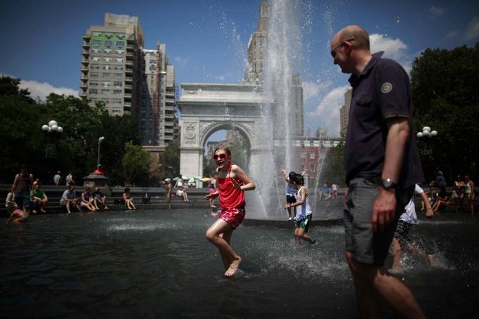 People play in the fountain at Washington Square Park in New York July 1, 2012. Much of the eastern United States sweltered under oppressive heat for at least the third straight day on Sunday, after violent storms that took a dozen lives and knocked out power to more than 3 million customers. REUTERS/Eric Thayer (UNITED STATES) Published: Čec. 1, 2012, 8:04 odp.