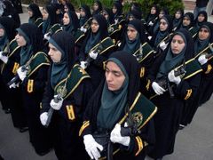 Íránské policistky na přehlídce v Teheránu.
