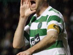 Hráč Celtiku Glasgow Stephen McManus hecuje diváky ve vítězném zápase Ligy mistrů proti AC Milán.