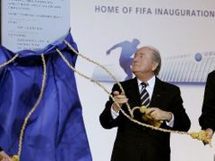 Prezident Mezinárodní fotbalové federace Sepp Blatter při slavnostním otevření nového sídla FIFA v Curychu.