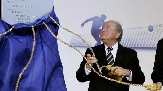 Prezident Mezinárodní fotbalové federace Sepp Blatter při slavnostním otevření nového sídla FIFA v Curychu.