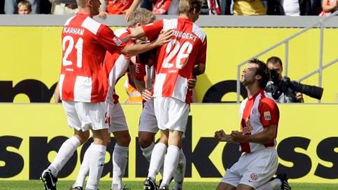 Fotbalisté Mohuče se radují z návratu do čela Bundesligy