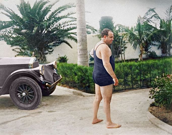 Chicagský gangster Al Capone v plavkách ve svém domě na Floridě. Cca. 1929 - 1931. Kolorovaná fotografie